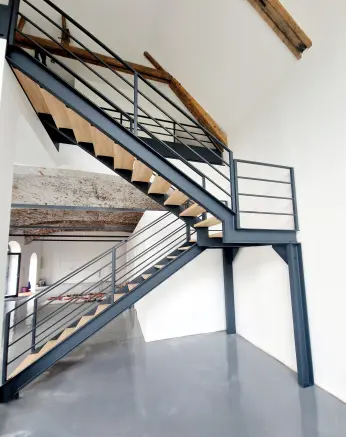 Escalier double limon métal à Béthune – Atelier Métal Design