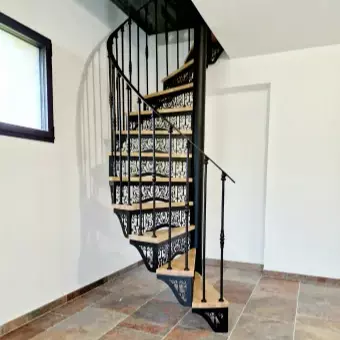Escalier hélicoïdal & colimaçon métal à Béthune – Atelier Métal Design