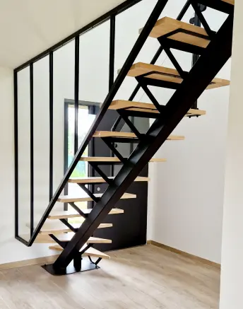 Escalier limon central métal à Béthune – Atelier Métal Design