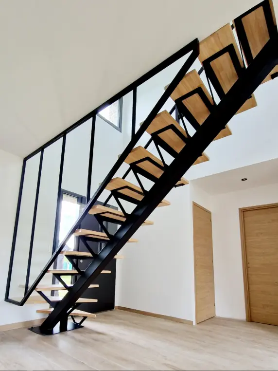 Escalier limon central métal à Béthune – Atelier Métal Design