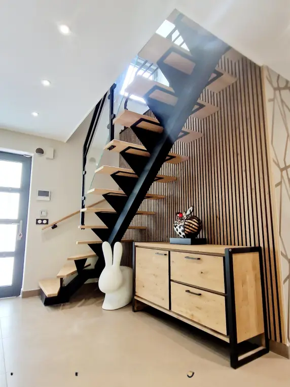 Escalier limon central métal à Béthune – Atelier Métal Design