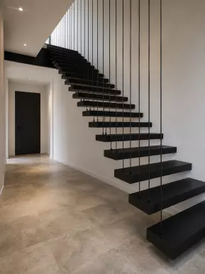 Escalier suspendu métal à Béthune – Atelier Métal Design