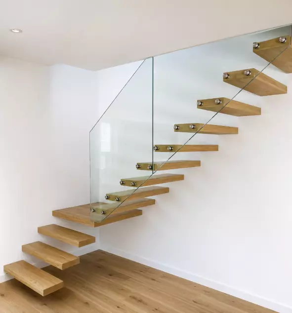 Escalier suspendu métal à Béthune – Atelier Métal Design