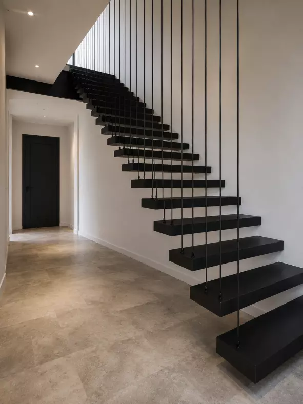 Escalier suspendu métal à Béthune – Atelier Métal Design