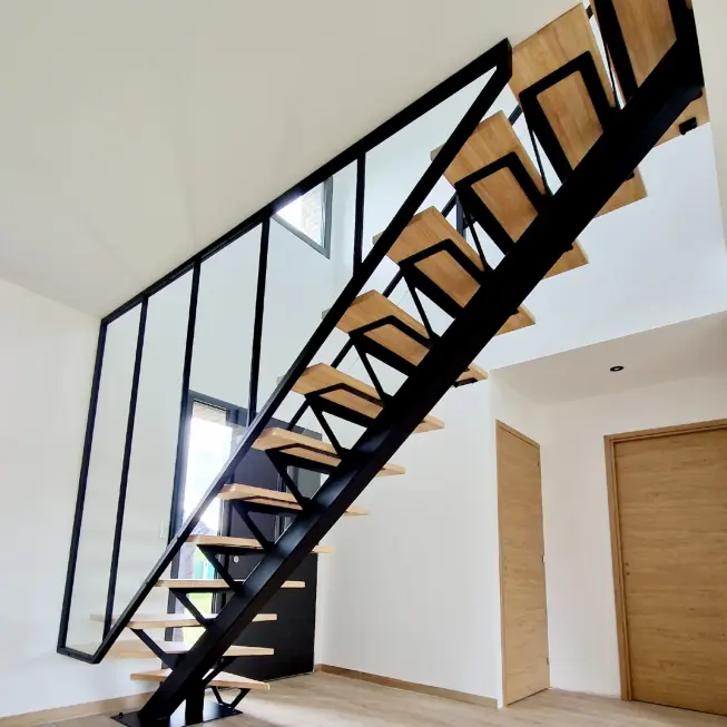 Escalier limon central métal à Béthune – Atelier Métal Design